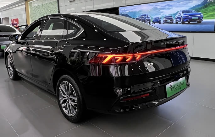 比亚迪秦plus dm-i冠军版到店,黑色涂装显高级,配置有诚意_车家号