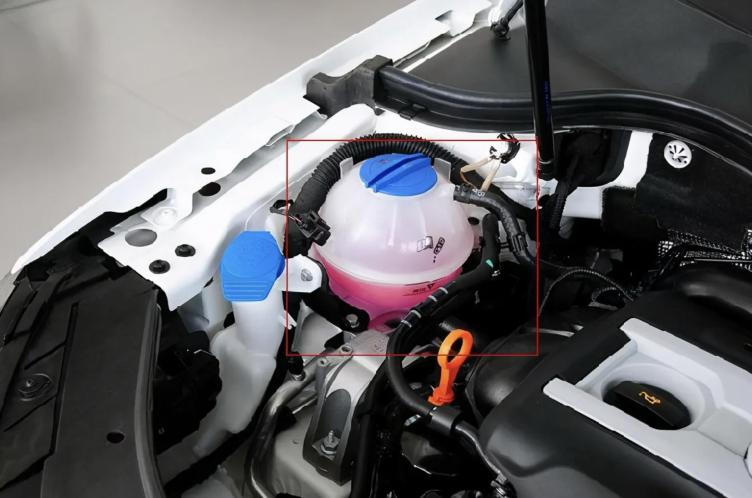 若车辆防冻液使用年限较久的话,还是建议进行全车更换防冻液,避免