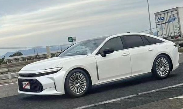 全新丰田皇冠三厢版海外街拍5030mm车长竞争奔驰e级宝马5系