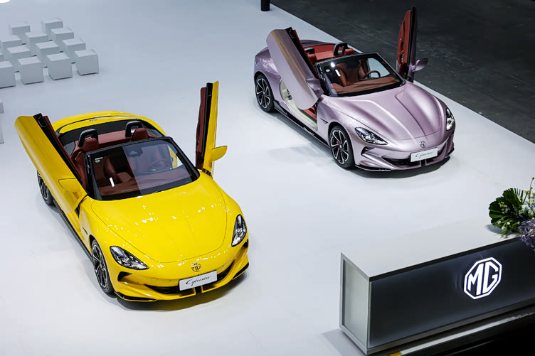 最便宜的敞篷跑车带剪刀门电动5秒级mgcyberster上市3198万