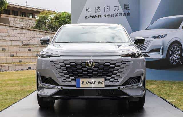 长安unik沿用无边界格栅搭载21英寸轮毂配有电动后尾门