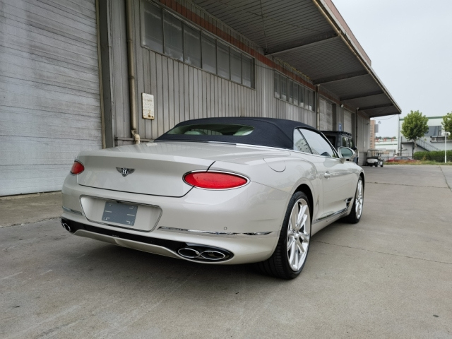 22款宾利欧陆gtcv840敞篷版砂岩白外漆港口现车只卖345万