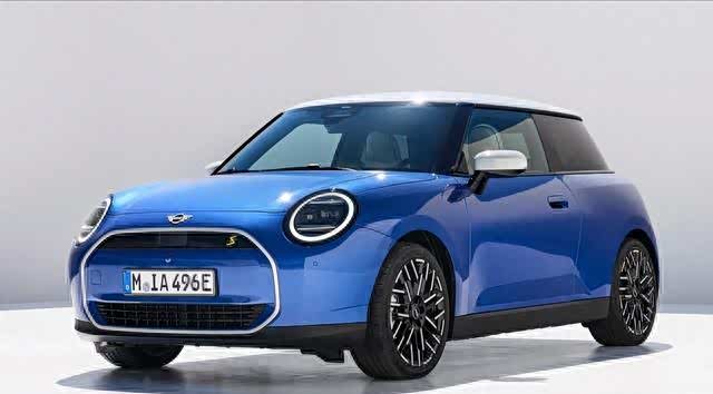 minicooper经典的三门造型轮廓依旧不变,具备圆形的led头灯组,大尺寸