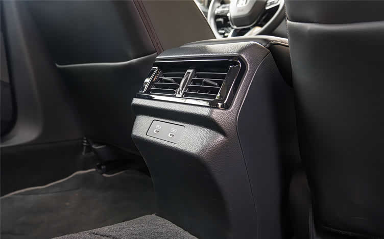 广汽本田全新雅阁e:phev后排空调出风口