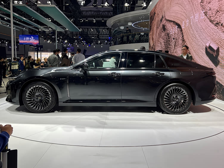 车展实拍第16代丰田皇冠sedanls同平台谁来买