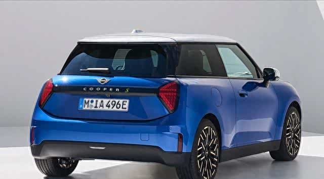 minicooper经典的三门造型轮廓依旧不变,具备圆形的led头灯组,大尺寸