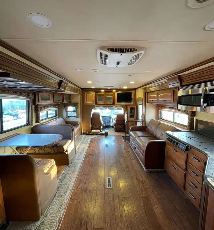 车库中应该还有千万级的车,这台房车落地的价格超过500万