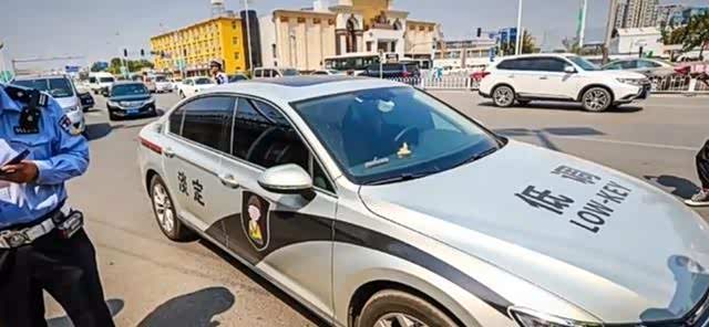 北京街头一辆迈腾走红车身喷警车漆交警看到不淡定了