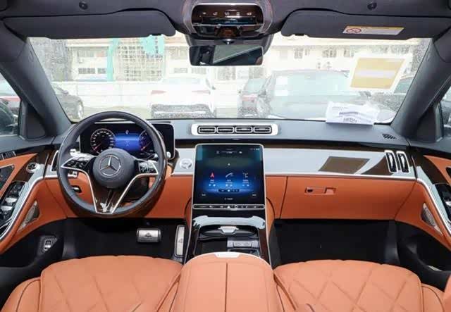 外观比较低调但车标和排场却一直高开迈巴赫s是男人的目标