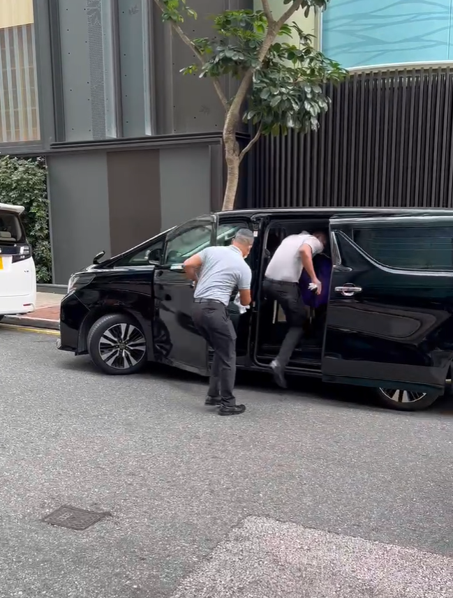 湾仔偶遇杨受成,坐劳斯莱斯出门,后面跟凯美瑞,车里坐着保镖_车家号