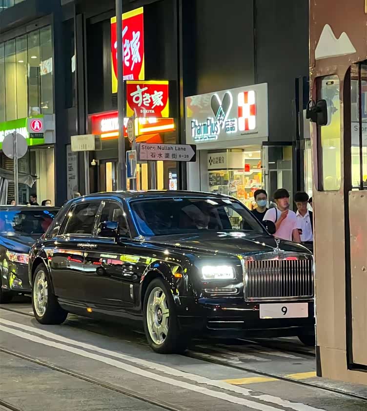 湾仔偶遇杨受成坐劳斯莱斯出门后面跟凯美瑞车里坐着保镖