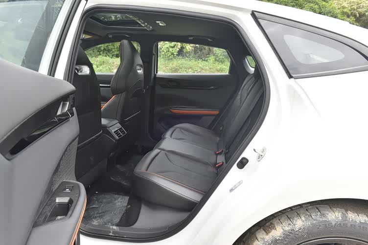 长安univ价格实惠外观漂亮配电动尾翼搭载15t发动机