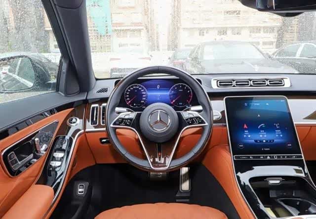 外观比较低调但车标和排场却一直高开迈巴赫s是男人的目标