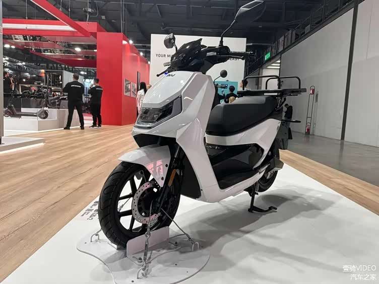 小牛电动在米兰展上展示新款踏板电摩f600f650pro