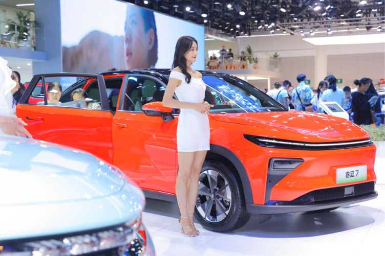 街拍名车睿蓝7成都车展车模风姿绰约爱驰u6邂逅樱花人间美好