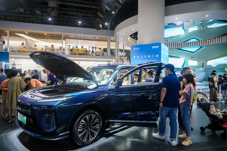 魏牌高山登陆成都车展周涛的新座驾竟是大七座mpv