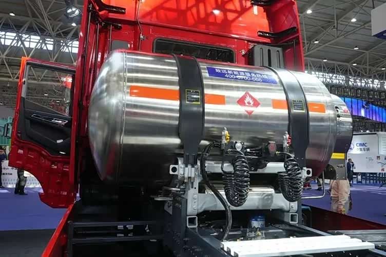 驾驶室后方的1500l lng气瓶前桥使用铝合金轮圈,全车使用佳安psr255