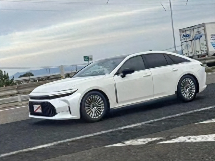正式取代亚洲龙丰田皇冠sedan年底上市尺寸接近奥迪a6