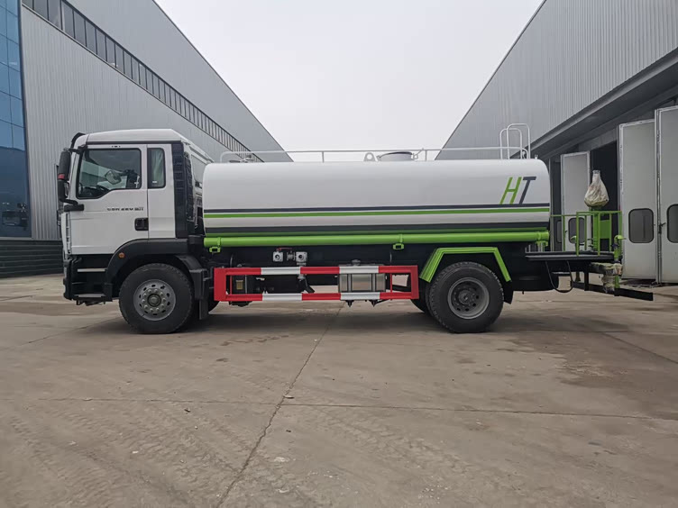 重汽汕德卡15方洒水车国六大型酒水车