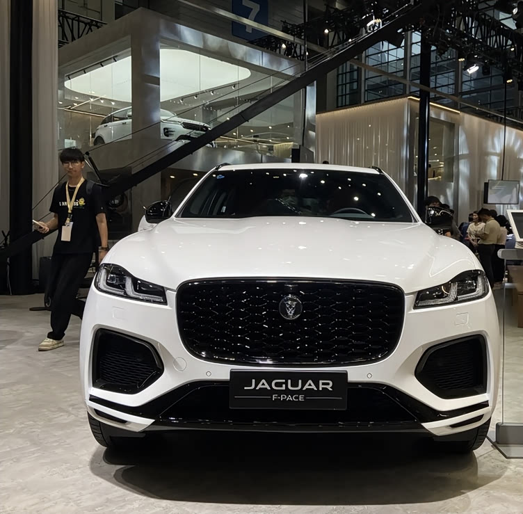年轻化的外观就捷豹f-pace的外观设计而言,其具备不少时下流行的时尚