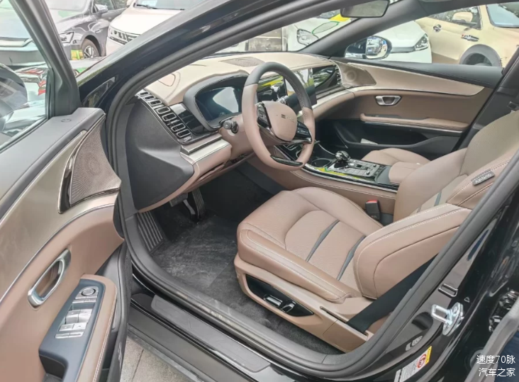 22万买的比亚迪e9轴距约3米的c级轿车掀开机盖后朋友忍俊不禁