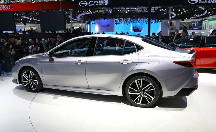 全新凯美瑞广州车展亮相两种前脸风格可选造型更年轻运动