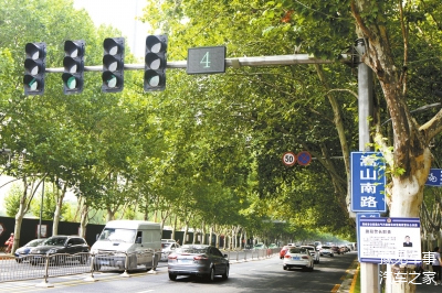 郑州嵩山路与中原路交叉口的智能信号灯变灯10秒前开始倒计时 