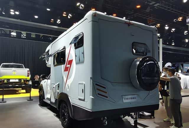 长城炮旅居车采用青灰色磨砂喷漆,非常有质感.