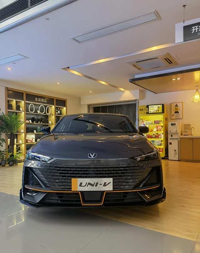 长安univ运动版到店实拍轿跑风格可升降尾翼竞争大众凌渡l