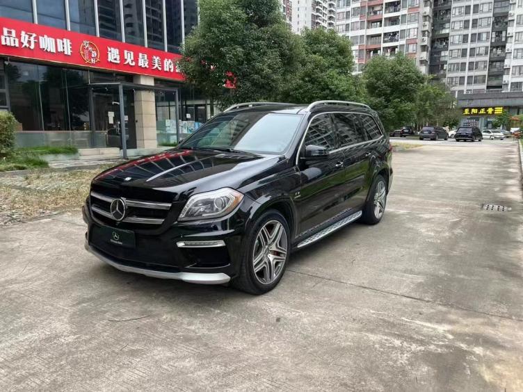 17款奔馳gl63amg(總裁簽名版)是一款引人注目的豪華suv,它完美地將