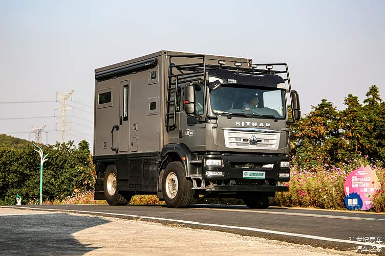 c本能开的重卡满足6人睡卧需求还能个性化定制乔翔汕德卡房车