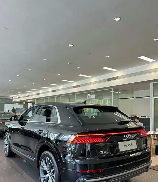 我们来介绍车辆的详细参数和配置,定位的级别是一台中大型suv,搭载3.