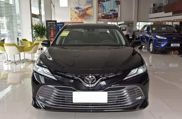 想买凯美瑞2.0g豪华版,全款,贷款落地差多少,养车需要多少钱?