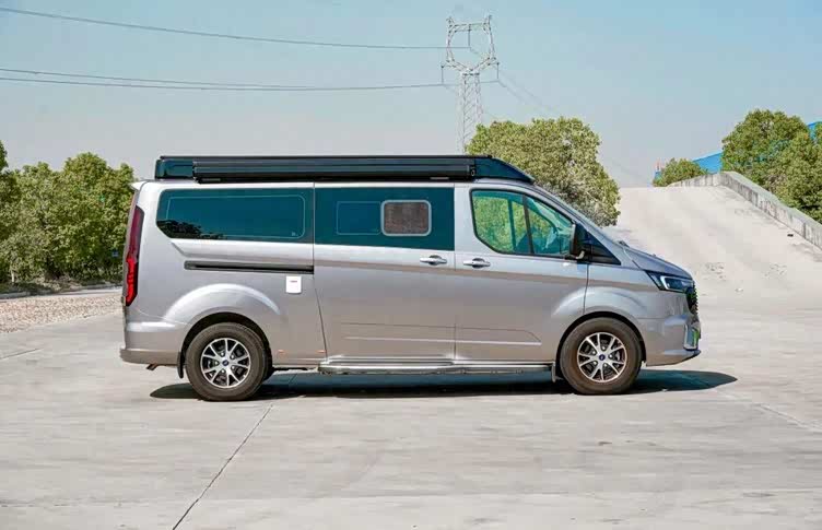 露营旅居移动的精致生活锐途v362电动升降硬升顶房车