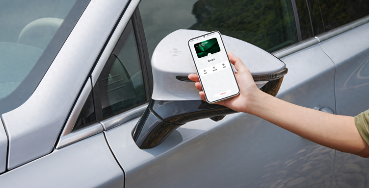 也可给家人授权爱车钥匙;2014年,比亚迪全球率先推出手机蓝牙钥匙