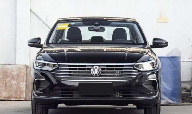 享有小帕萨特之称的2024款大众朗逸到店