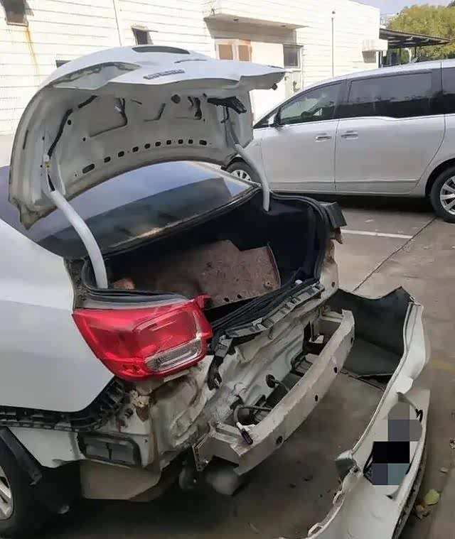 雪佛兰迈锐宝遭路虎追尾拆车后车主我不生气应该高兴
