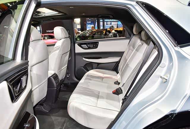 悬浮式大屏液晶屏,窄条状液晶屏幕和hud抬头显示组成三屏联动,提供