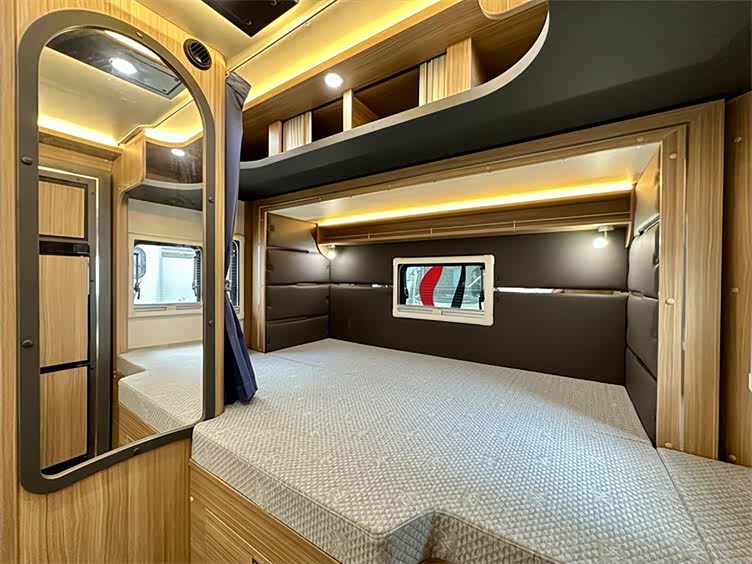 戴德云游依维柯双拓展房车落地50w的高品质房车