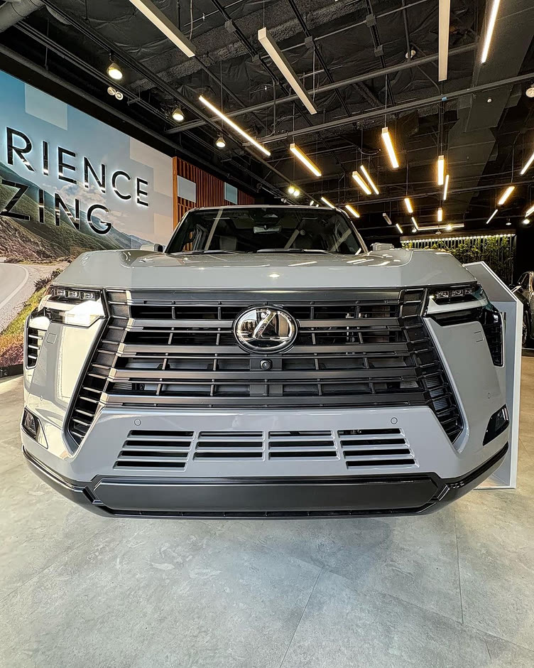 高配版丰田"霸道",全新雷克萨斯gx550到店实拍,搭载v6发动机