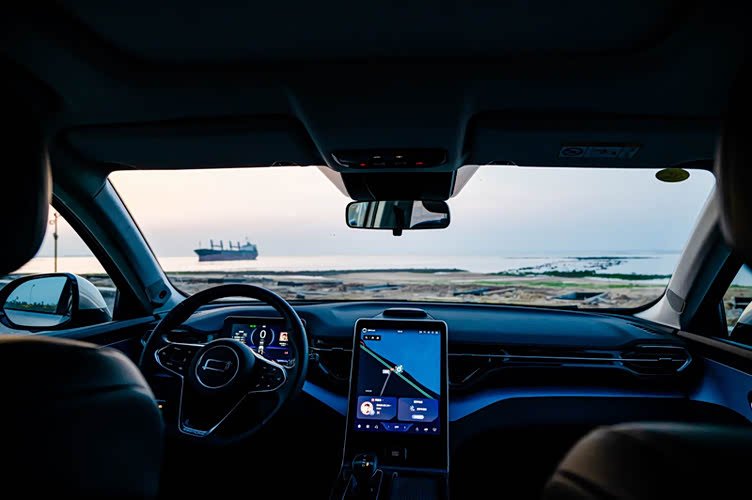 可提前启动车辆,上车时车内温度已经达到舒适程度,不必先"桑拿"后开车