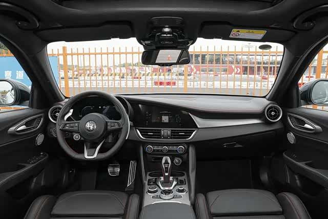 内饰设计部分,2023款阿尔法·罗密欧giulia朱丽叶中控台区域搭载了三