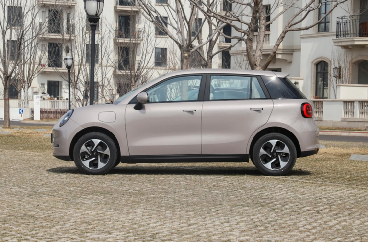 纯电动小型车新选择钇为3挚爱版售699万元起