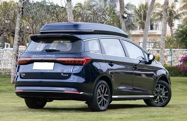 比亚迪宋max全家出游新选择,6座7座两个版本,超1000公里续航