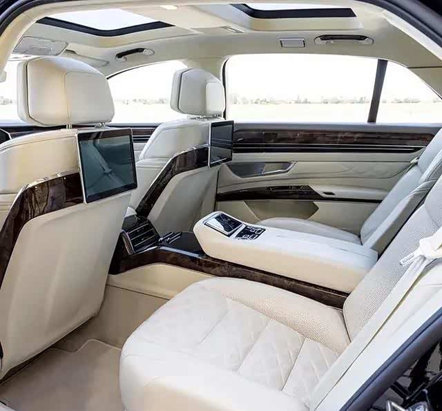 进入车内,辉腾的内饰设计同样让人眼前一亮.