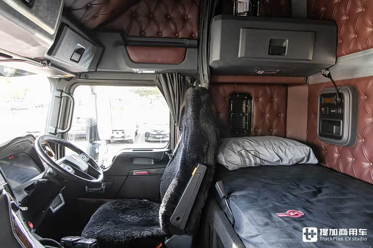 美国肯沃斯k220牵引车实拍不是常见的美式长头车辆内饰真经典