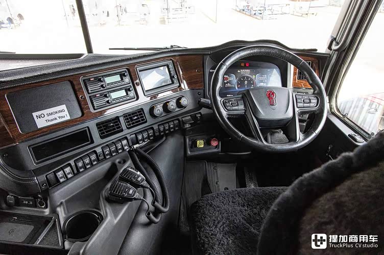 美国肯沃斯k220牵引车实拍不是常见的美式长头车辆内饰真经典