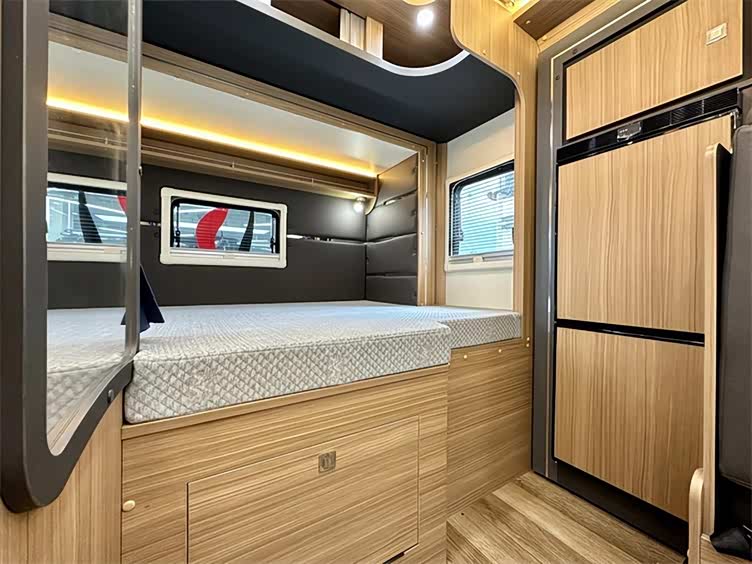 戴德云游依维柯双拓展房车落地50w的高品质房车