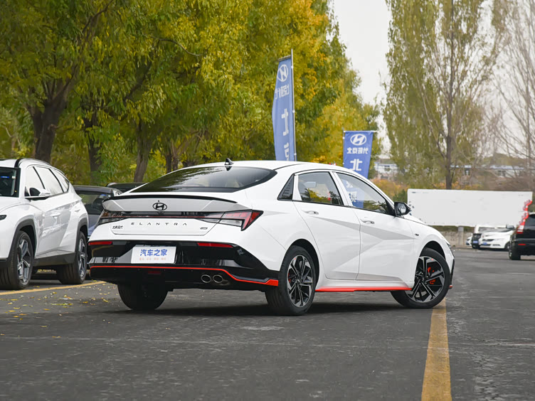 现代伊兰特:紧凑型家用车,外形犀利,内饰实用,油耗经济