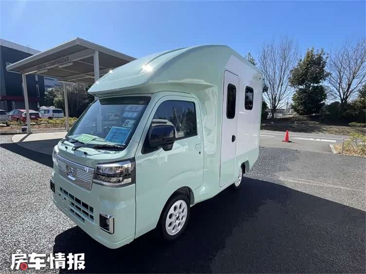 这应该是尺寸最小的c型房车长度仅37米内部却有厨房和两张床